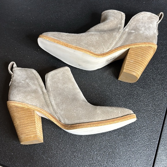 Jeffrey Campbell Women's Rosee Bootie Taupe Suede Pull On Ankle Boot Size 8 1/2​ - Picture 2 of 12